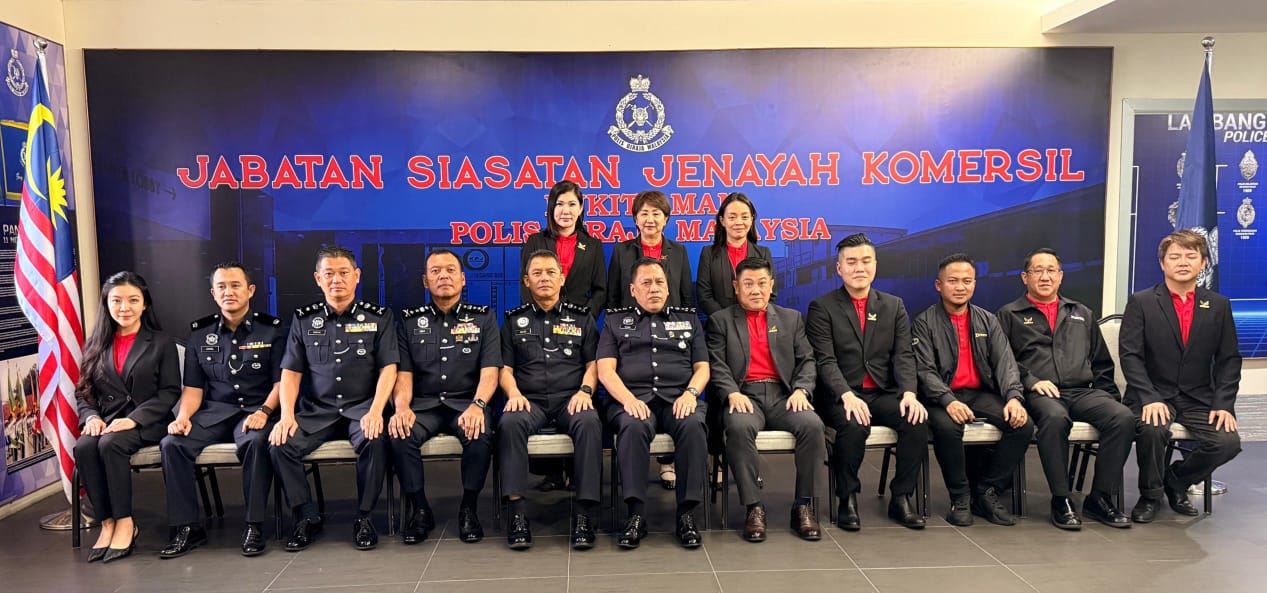 李治荣(坐着右五)率领代表团拜访武吉阿曼商业罪案调查局。