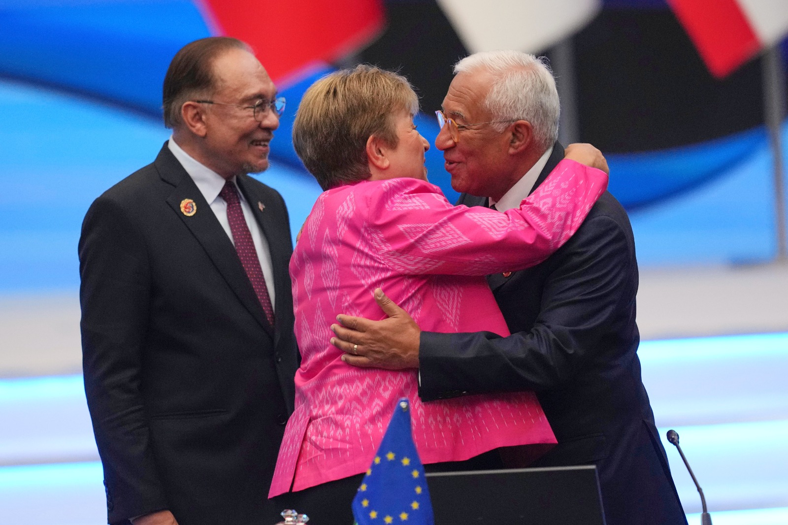 安华(左)喜见“他乡遇故知”的科斯塔(右)与格奥尔基耶娃热情拥抱。