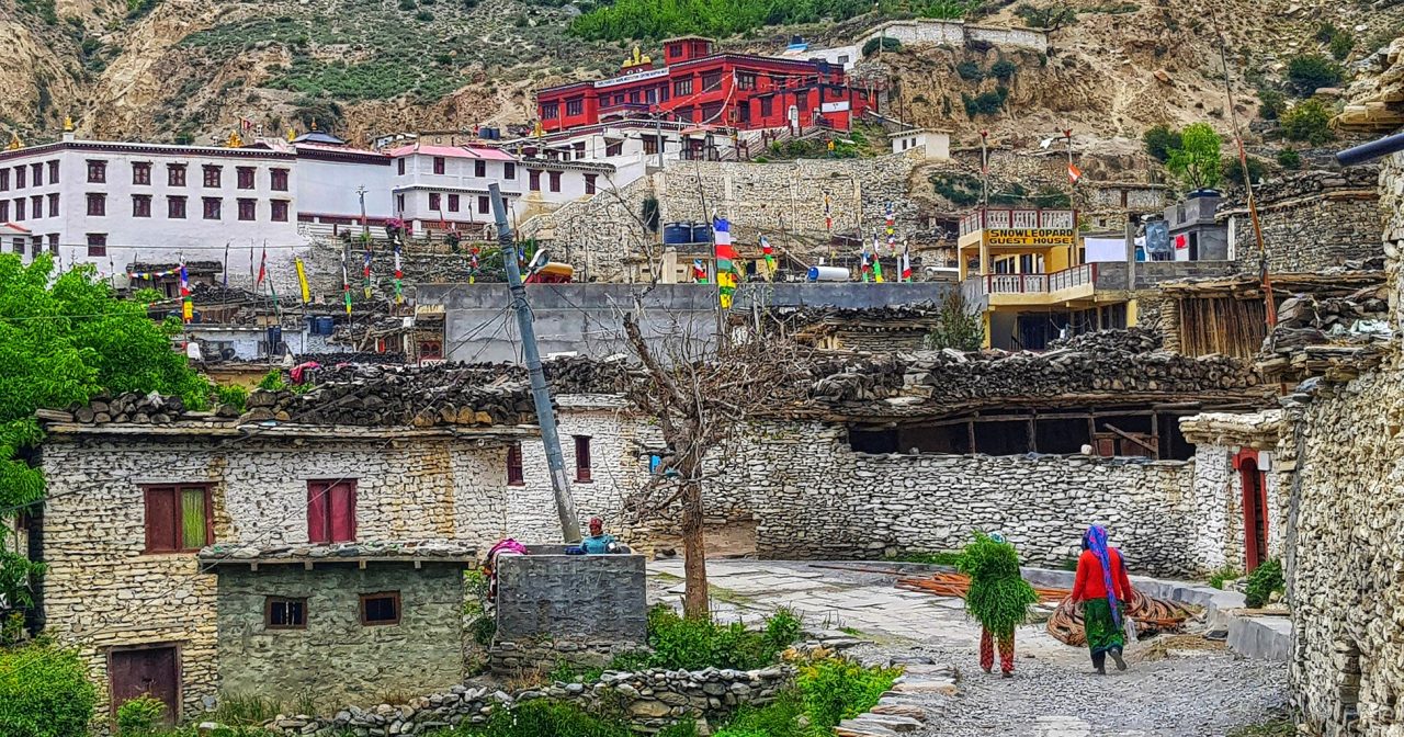 尼泊尔雪山深处小村记忆 玛尔法的石屋与经幡