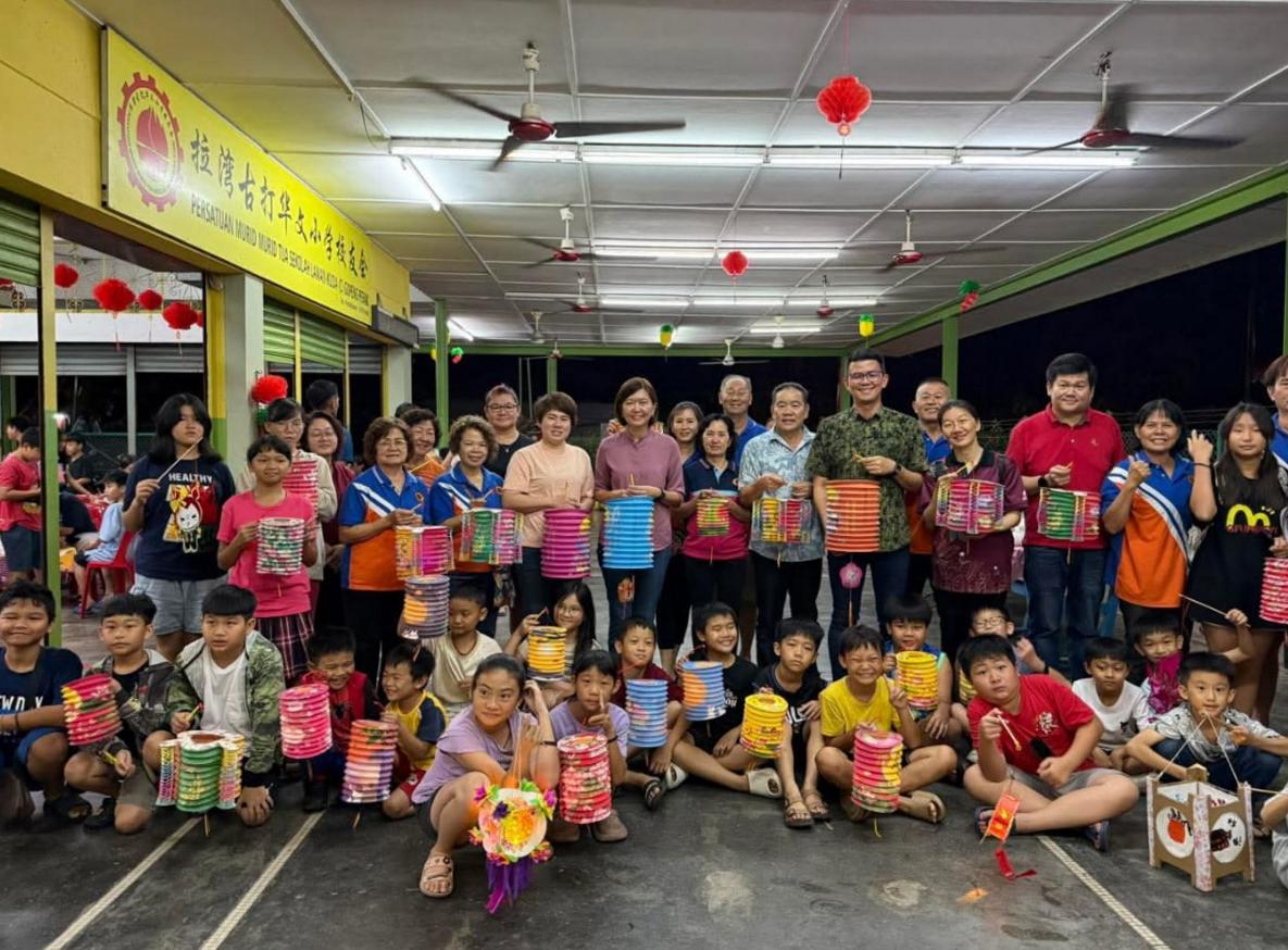 陈幼娟（站者前排左五起）、黄诗情和林桂清（右六起）、陈家兴与拉湾古打华小校友会理事，连同孩童一起提灯笼庆祝中秋节。