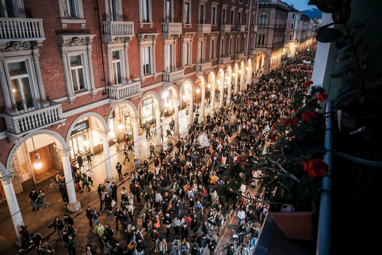 示威者周四在意大利都灵参加集会，声援遭以色列海军拦截的船队。