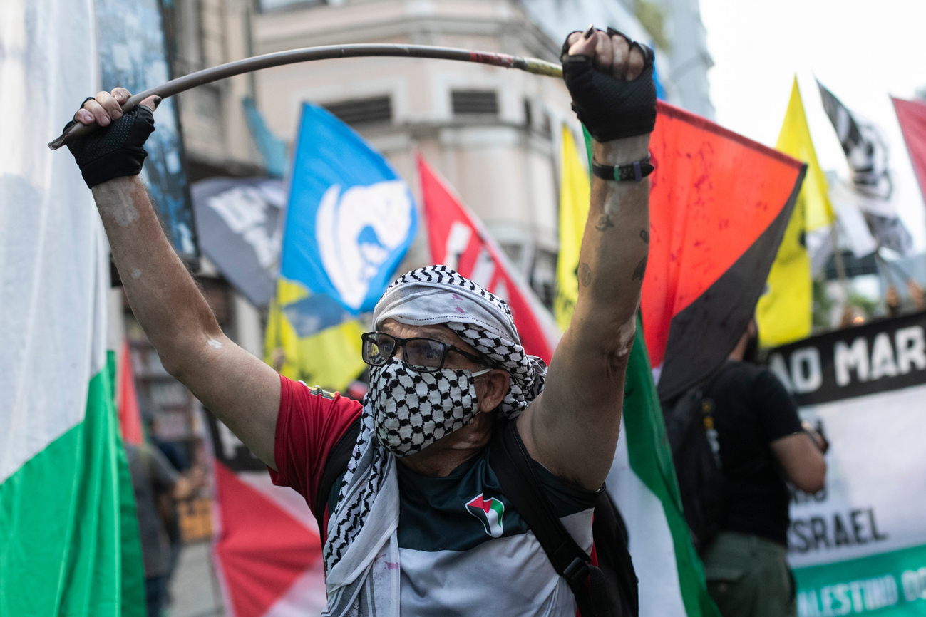 在里约热内卢举行的声援活动，一名男子高举巴勒斯坦国旗。