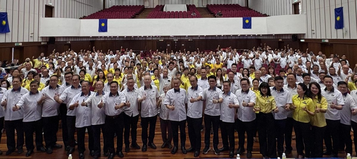 魏家祥(左十)与出席槟州马华联委会常年大会的领袖和代表合照。