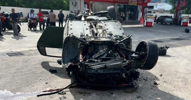 撞灯柱后半空旋转落地 轿车闪避摩托飞撞油站