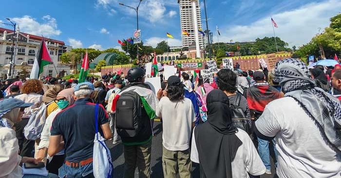 群众举海报唱自创曲 “反特朗普”集会气氛炽热