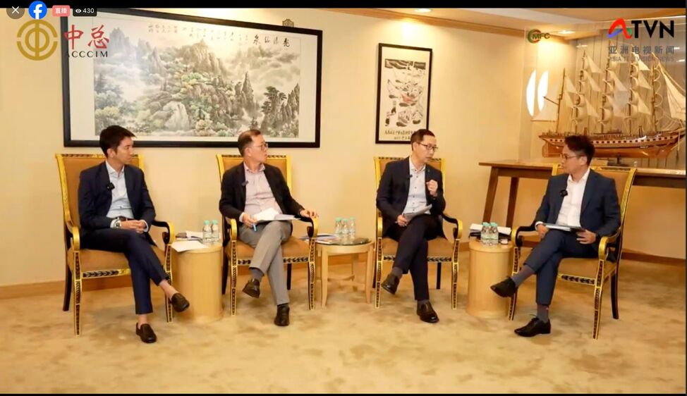 嘉宾在论坛上侃侃而谈。左起为黄詝瀚及李兴裕,右起为主持人黄隽斌及孔令龙。