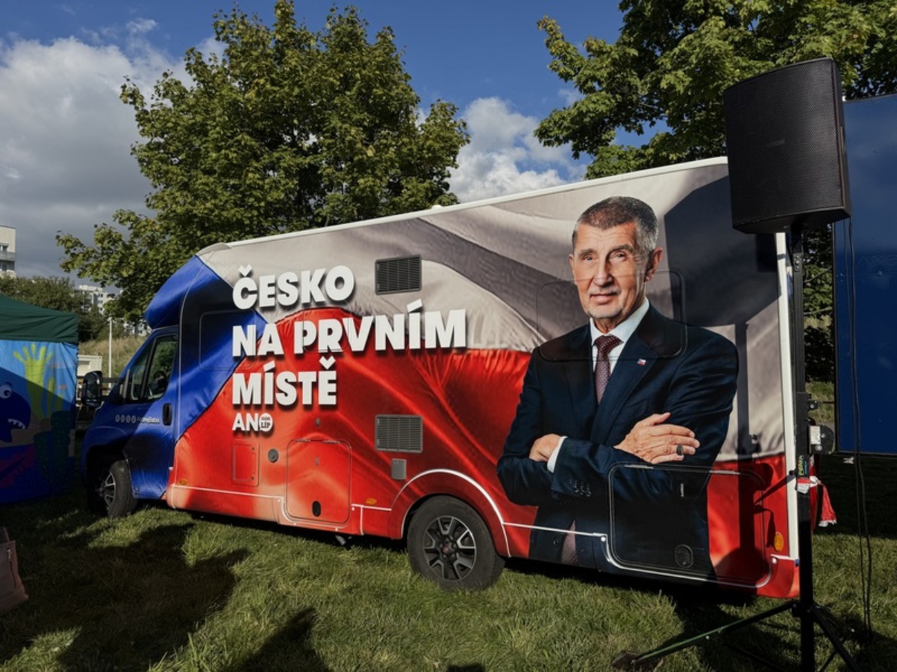 巴比什领导“不满公民行动党”在布拉格街头的宣传车。