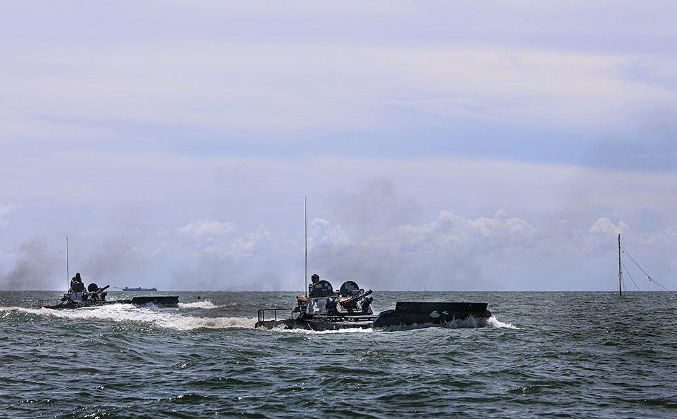 解放军某部海上编队训练