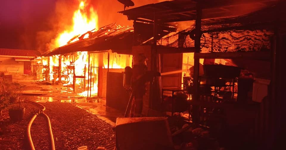 安顺登嘉楼村大火 烧毁6屋3摩托车