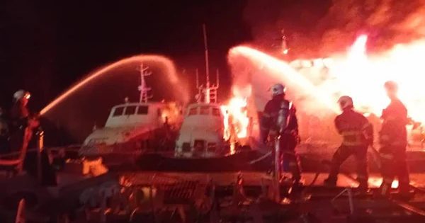 浮罗交怡码头深夜大火 3客船猛烈燃烧