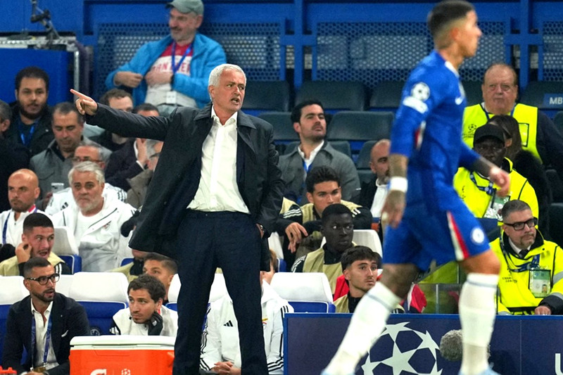 执教本菲卡的穆里尼奥重返旧主切尔西的斯坦福桥球场,全场球迷掌声和歌声不断。