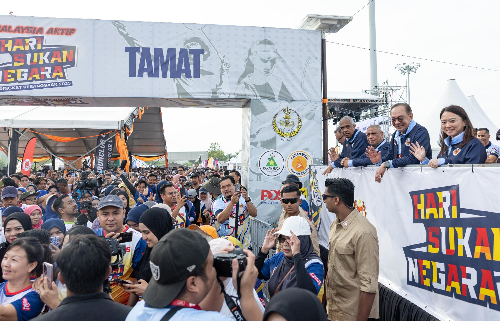 杨巧双（右起）陪同安华在怡保美露为全国体育日主持开幕