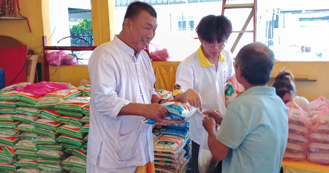 太平将军坛陈将军九皇庙办布施 百余各族贫民受惠