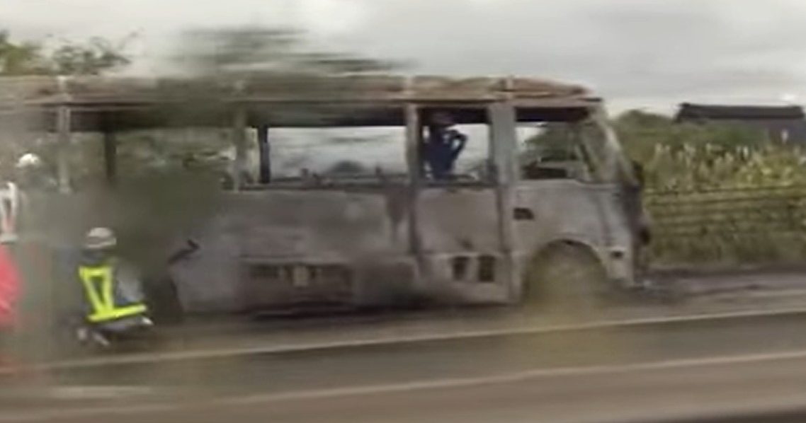 【视频】日本囚车行驶中突起火 囚犯与狱警惊险跳车