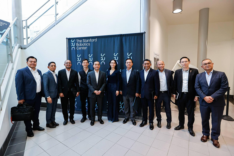 翁哈菲兹(左五)率代表团与美国斯坦福大学代表团展开交流。