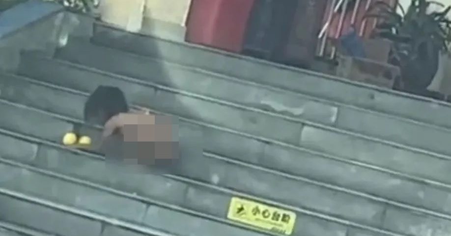 中国“野人小孩”双亲高学历身分曝 母不爱穿衣成村里头痛人物