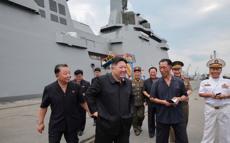 金正恩(中)巡视“崔贤号”驱逐舰。