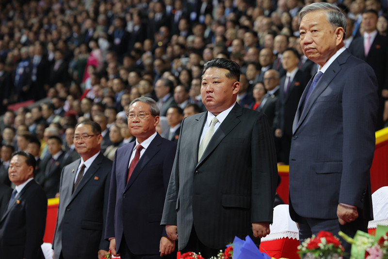 朝鲜阅兵仪式星期五在平壤金日成广场举行,越共中央总书记苏林(右起)、朝鲜最高领导人金正恩、中国总理李强等政要同台观看。