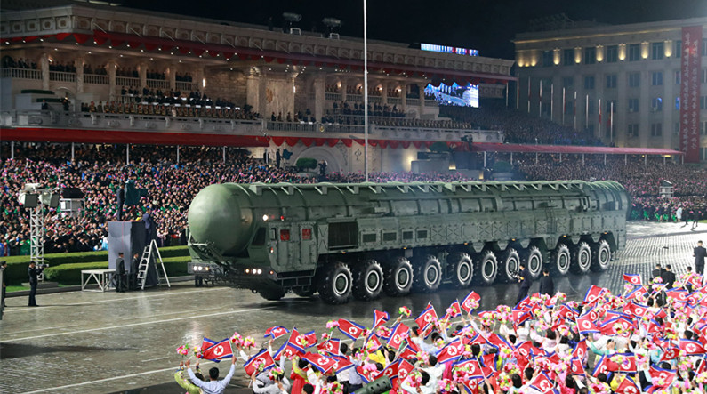 “火星-20”洲际弹道导弹星期五亮相平壤的朝鲜劳动党建党80周年阅兵仪式。