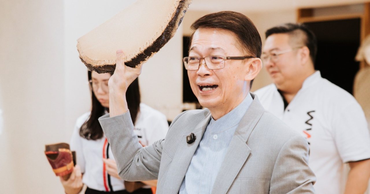 从胶工小子到国际舞台 刘访云的鞋业传奇