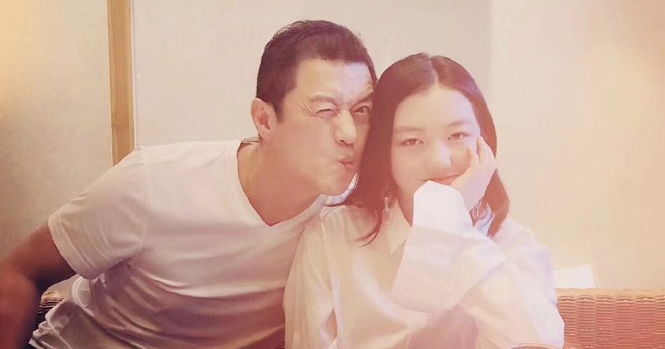 李嫣现身30秒救父亲 李亚鹏直播卖茶创1495万