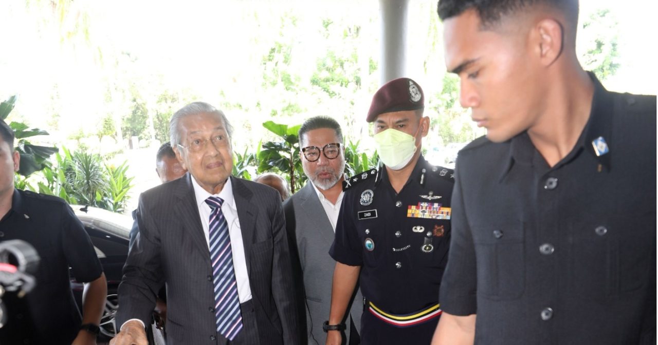 【起诉安华诽谤案】 马哈迪称服药体力未恢复 审讯不足30分钟休庭