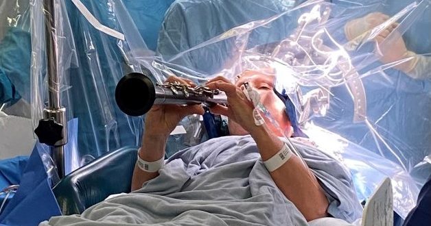 【视频】英帕金森症患者术中奏乐 助医评估脑部活动