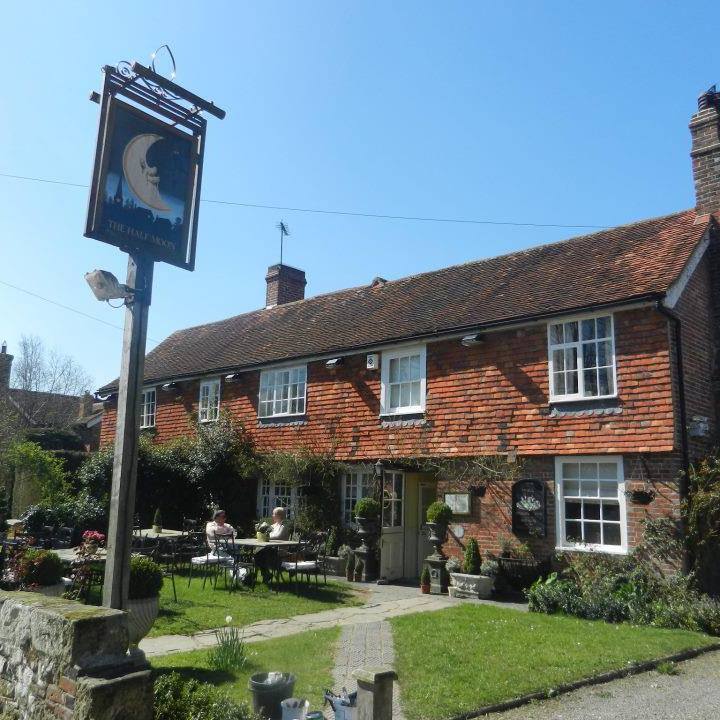 英国名模洁德经营的“半月”酒吧