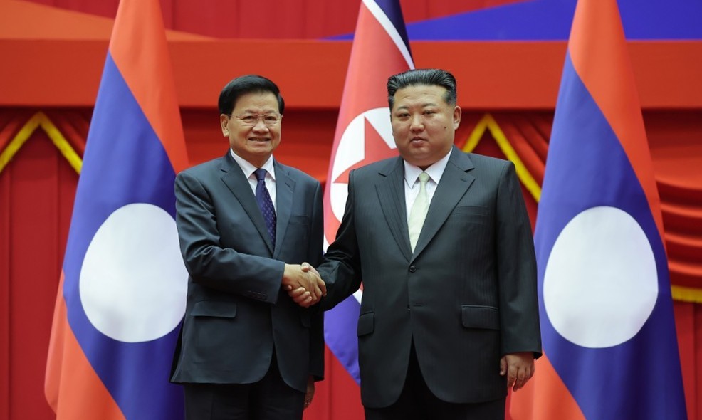 金正恩(右)与到访的朝鲜的通伦会面。(朝中社)