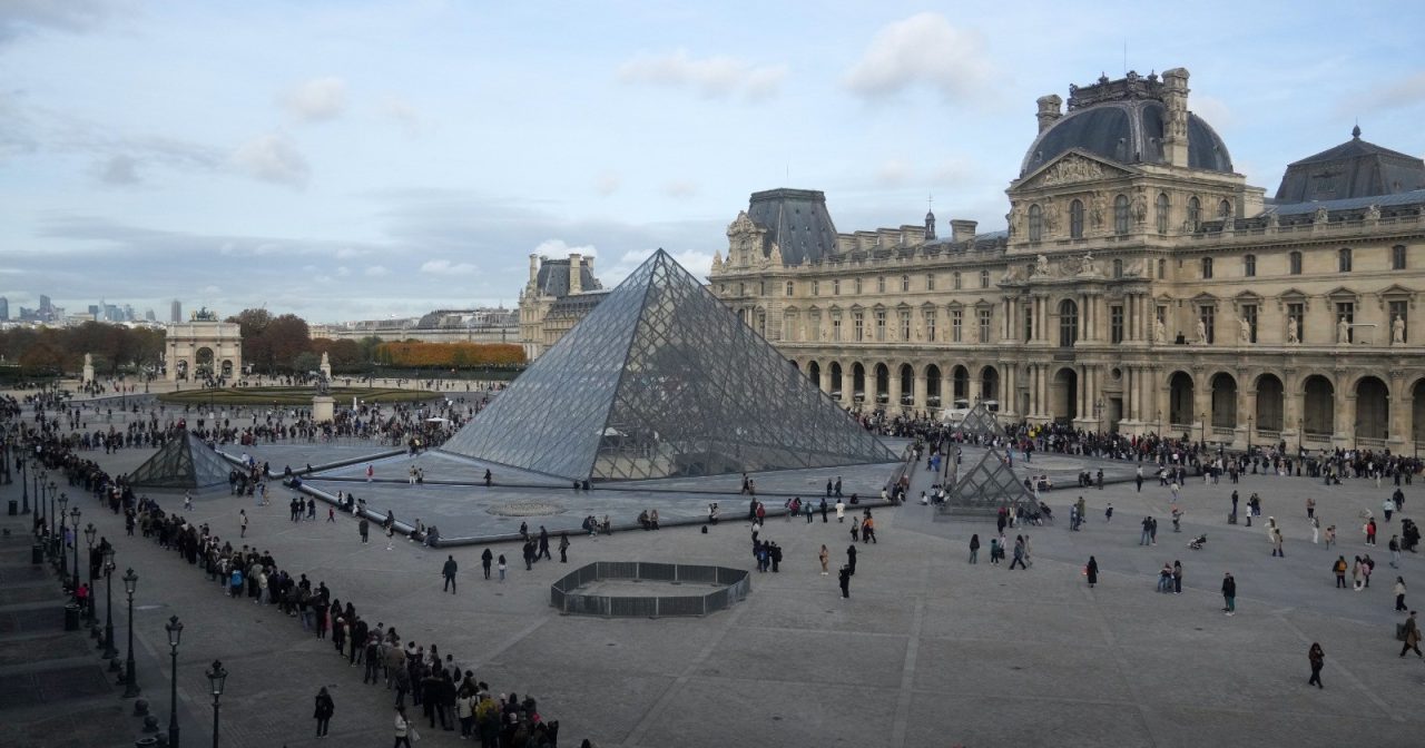 罗浮宫窃案新证据 帽子手套验出DNA