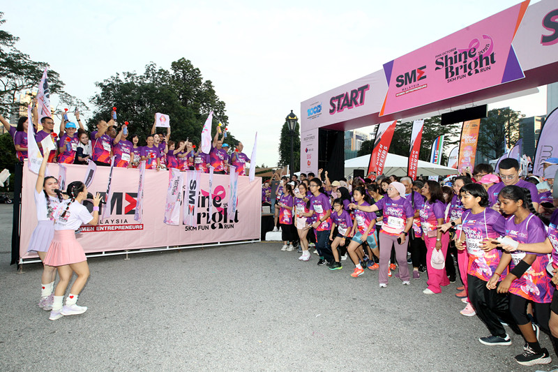 嘉宾主持挥旗礼，众人蓄势待发，“跑”出爱与希望。