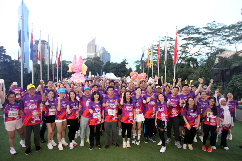 嘉宾与众参与者在开跑前来张大合照。前排左五起为萧莉倩、林锦成、陈棋雄伉俪、张念群、杨欣宜、林景清、潘艳虹及李文强。