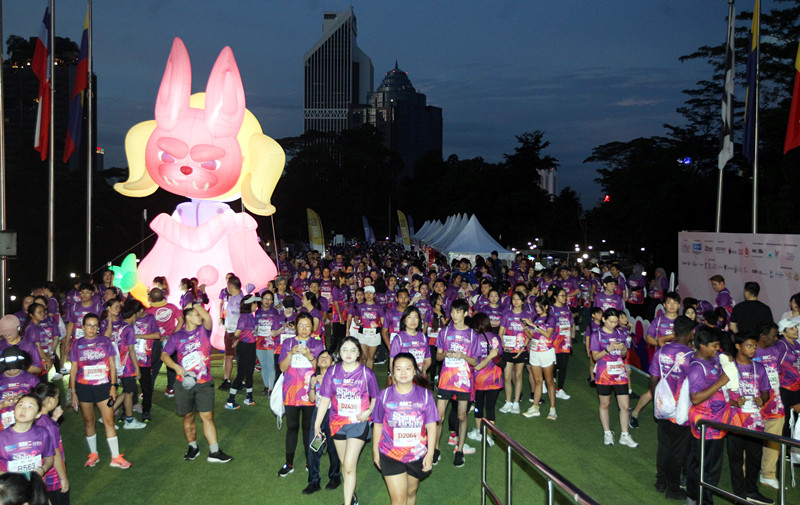 现场展示Dora人形公仔，象征“勇敢、自爱、闪耀”的精神，吸引众人驻足拍照。