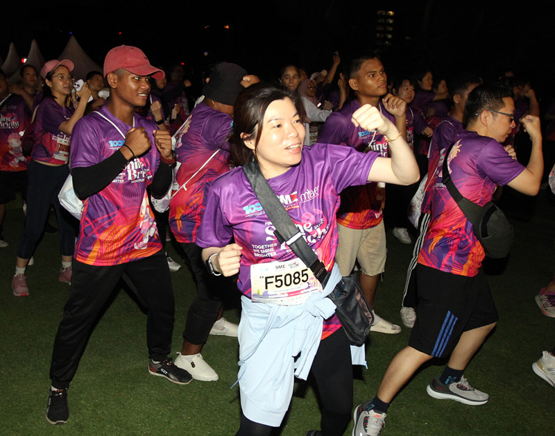 开跑前来段尊巴舞热身。