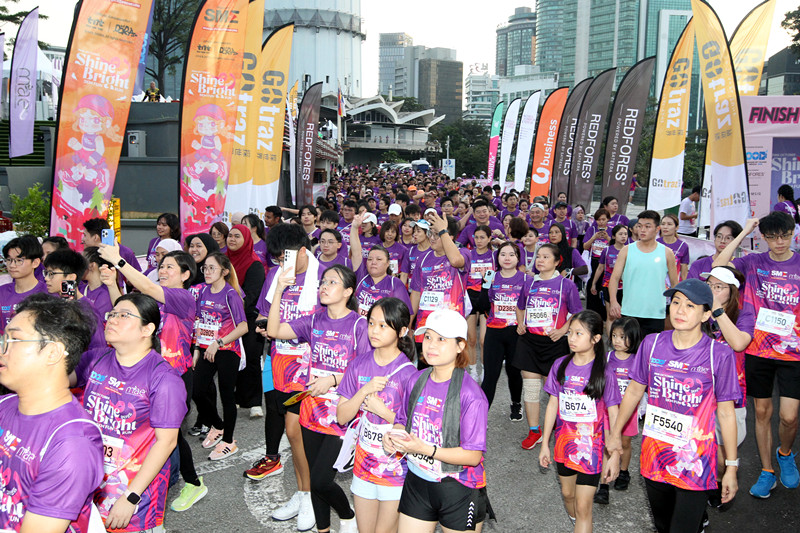 粉红人潮挤满吉隆坡塔 逾3000人跑出爱与希望