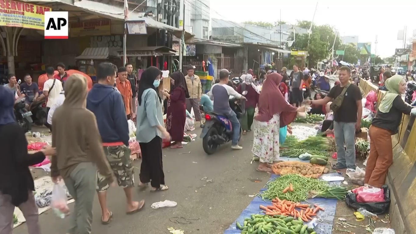 民众光顾雅加达一处斋戒月市集