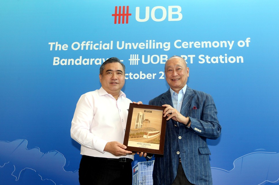 黄一宗(右)赠送纪念品予陆兆福。