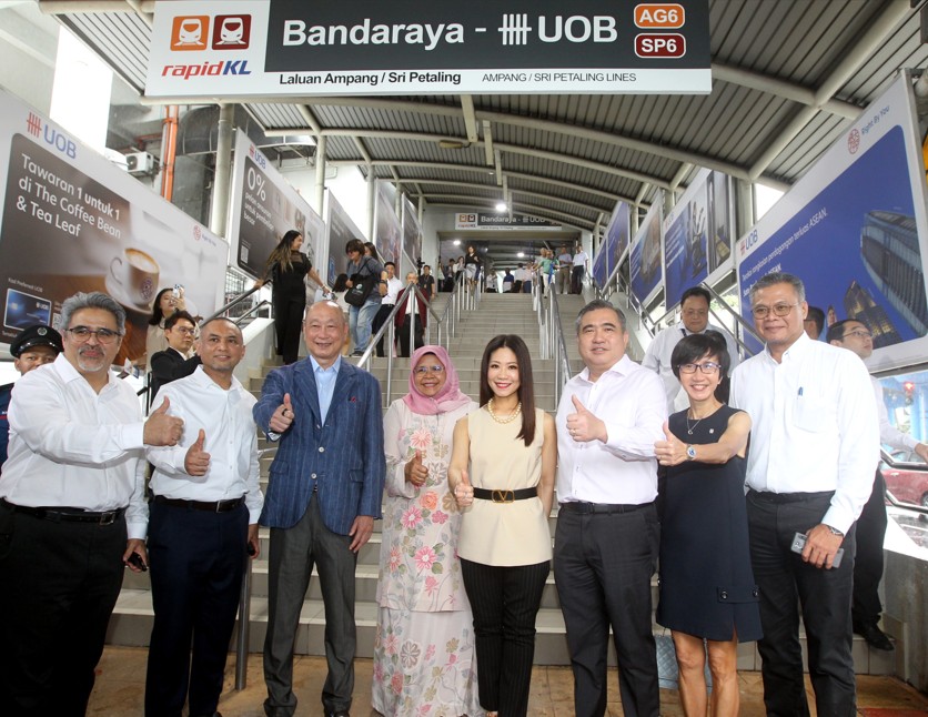 市中心- 大华银行轻快铁站靠近多个吉隆坡地标。左起为赛里扎、阿米尔韩丹、黄一宗、麦慕娜、黄薇薇、陆兆福、杨毓文和诺阿兹米。