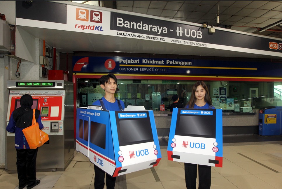 重新名命后,大华银行特别安排工作人员挂上特制模拟轻快铁,向乘客展示“市中心- 大华银行”的新名。