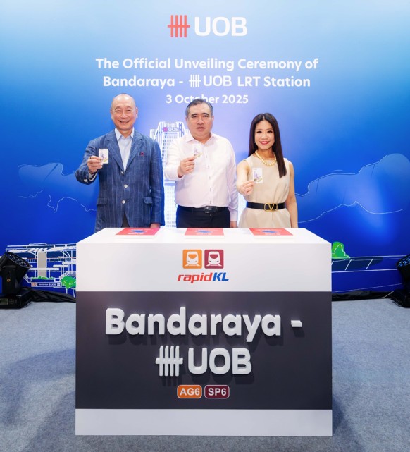 陆兆福赞扬大华银行对轻快铁冠名计划的支持;左为黄一宗,右为黄薇薇。