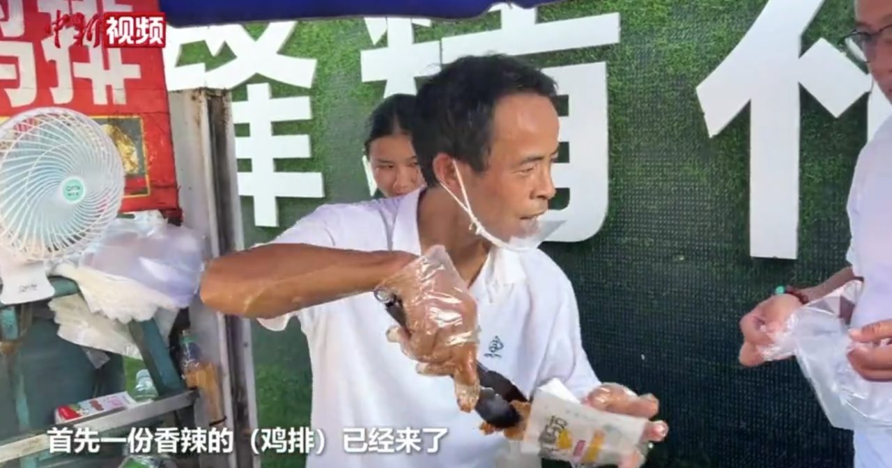 爆红生意暴增感疲惫 景德镇“鸡排哥”周三起休息