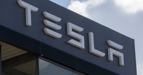 安全隐忧再起 特斯拉召回1.3万辆车