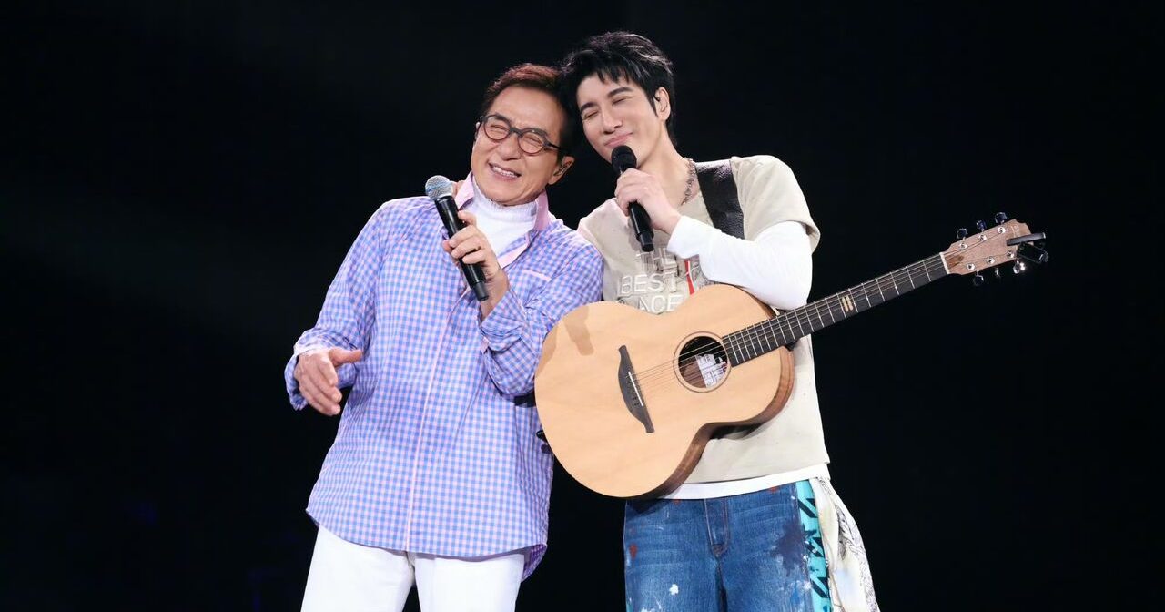 才刚挨轰咸猪手 成龙又和王力宏搞亲亲