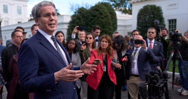 贝森特：暂停扩大出口黑名单  美中料下周签贸易协议