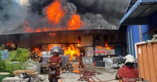 双溪毛糯太平村大火 4纺织品仓库被烧毁