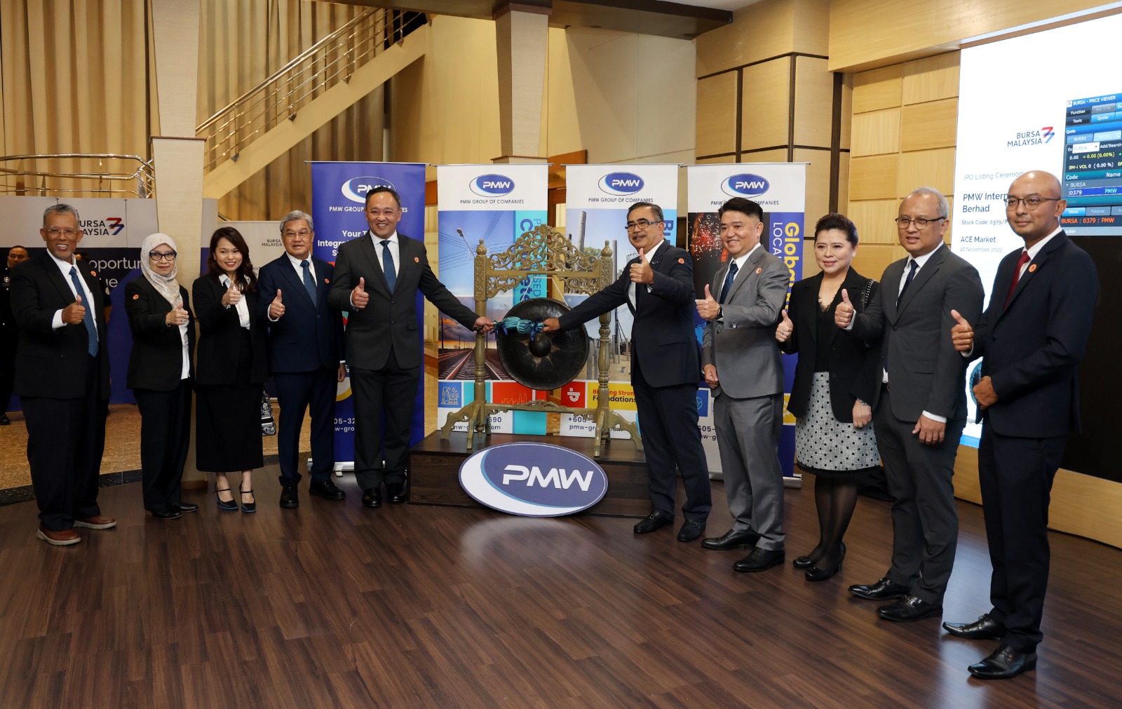 PMW国际鸣锣上市创业板，左起为哈芝巴特鲁、罗扎诺、玛莉依达、李富民、李翰华、阿兹兹、李钦华、李小玉、阿末法兹里和阿兹米哈利斯。