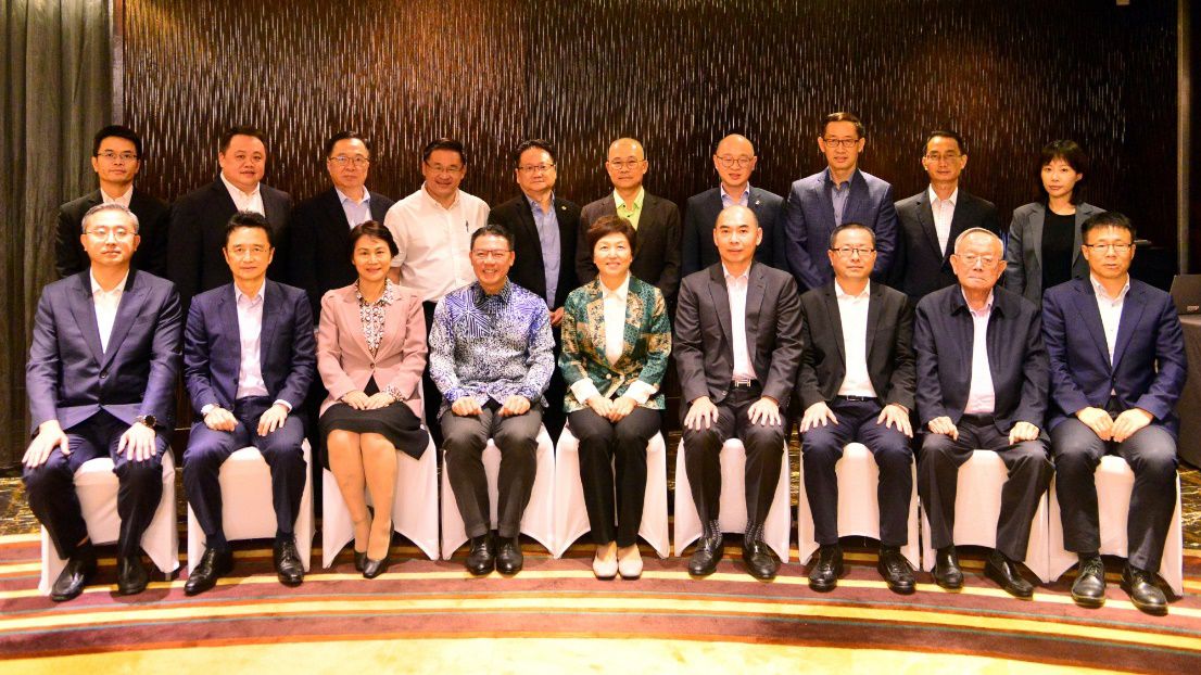 倪可敏（坐者左四起）与陈旭；吴逸平（坐者右四）、中总领导及中华海外代表团成员合影