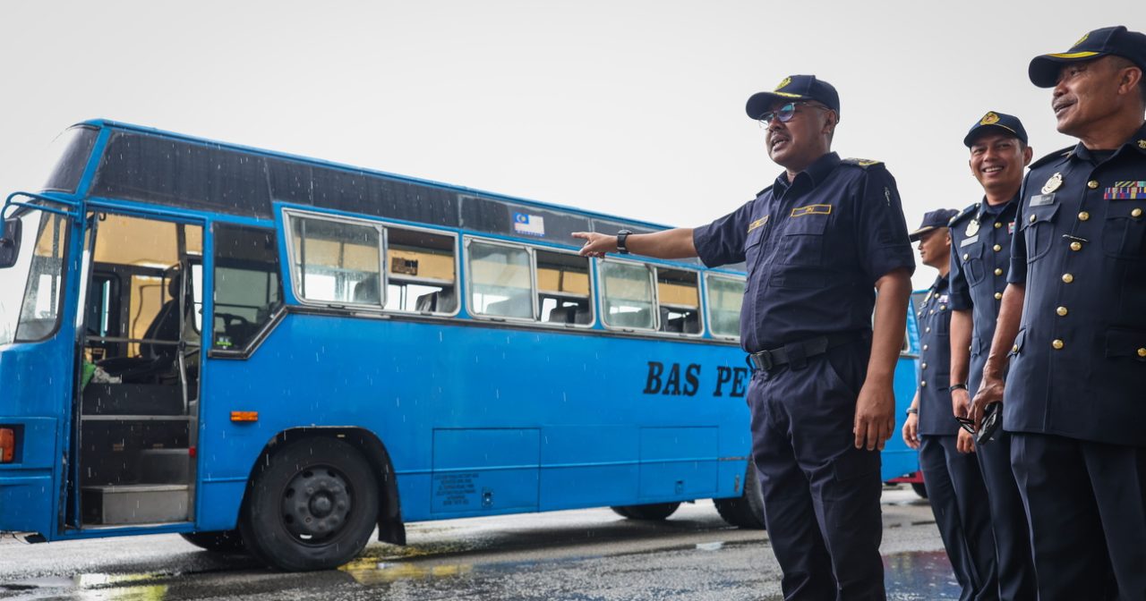 无驾照欠罚单·遭截查拒停车 厂巴司机:老板叫我逃