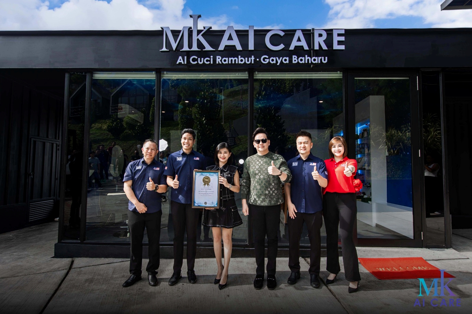 MK Ai Care获颁:马来西亚纪录大全,认证为马来西亚首家AI智能洗头机门店。