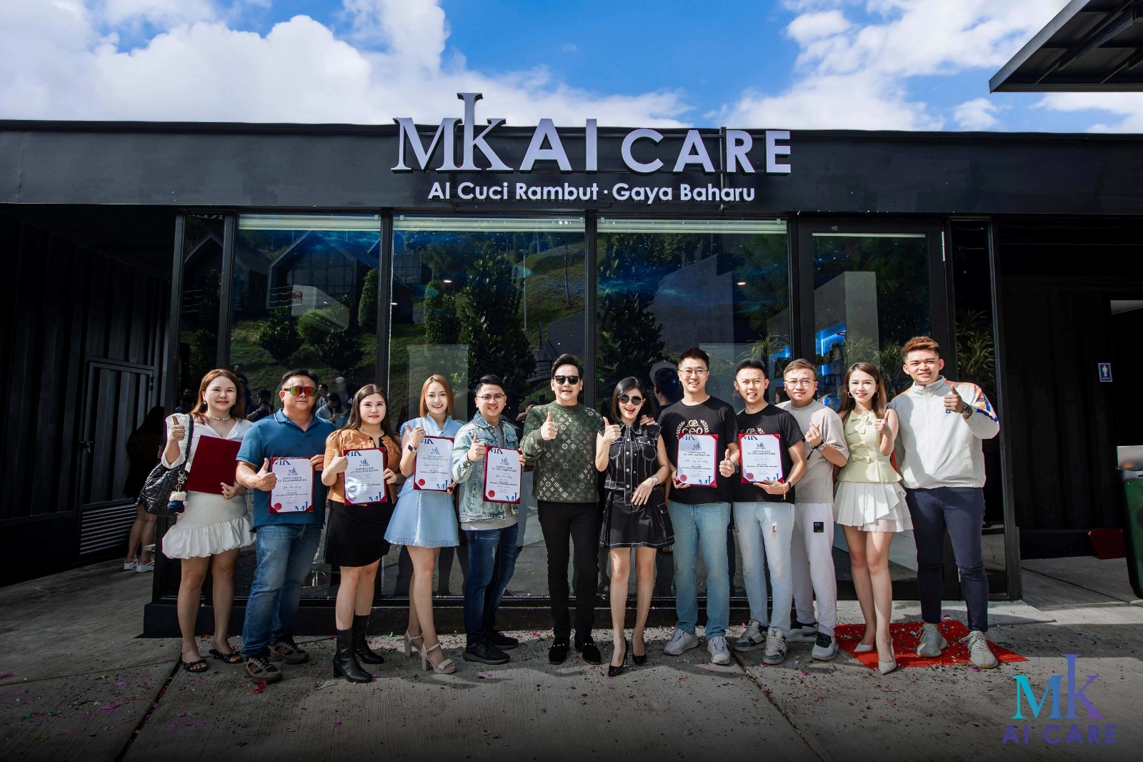 智能设备合作伙伴在获颁协作证书后合影。